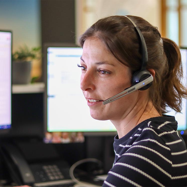 Mitarbeiterin am Telefon