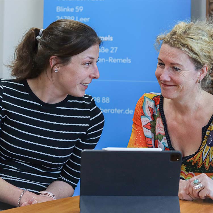 Mitarbeiterinnen besprechen ein Projekt