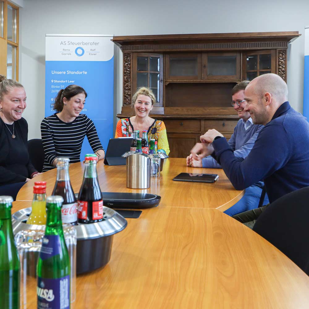 Ein Teil des Teams der AS Steuerberater im Gespräch
